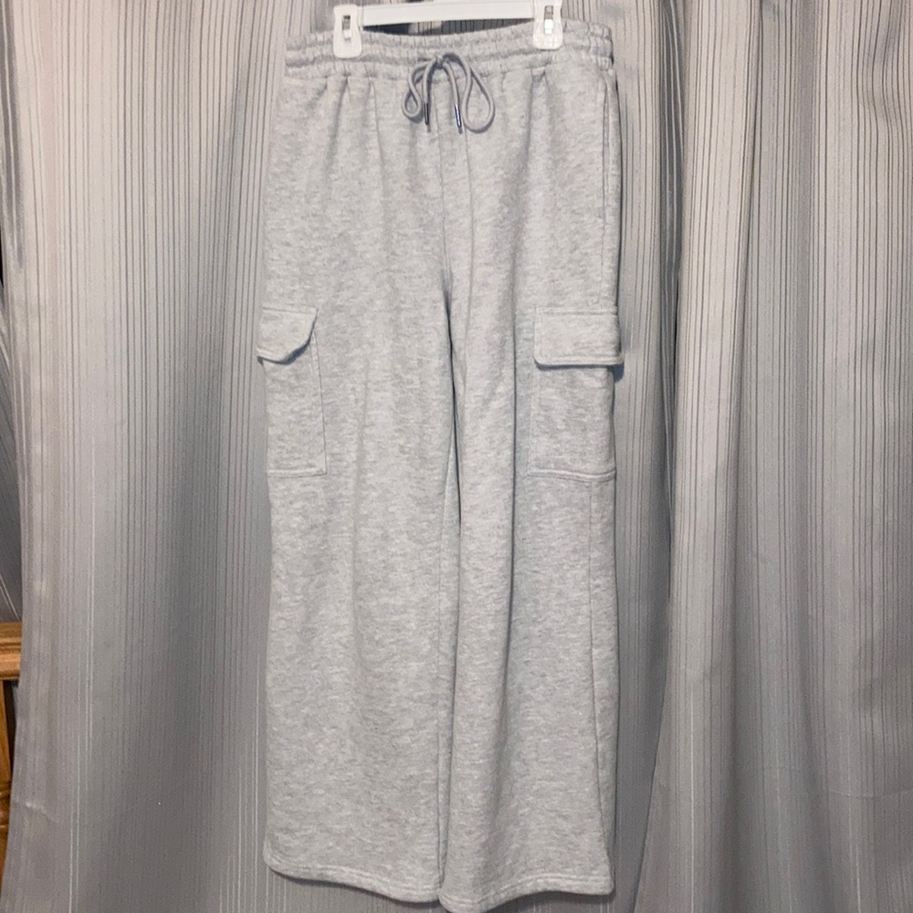 Grey cargo sweatpants w/ pockets